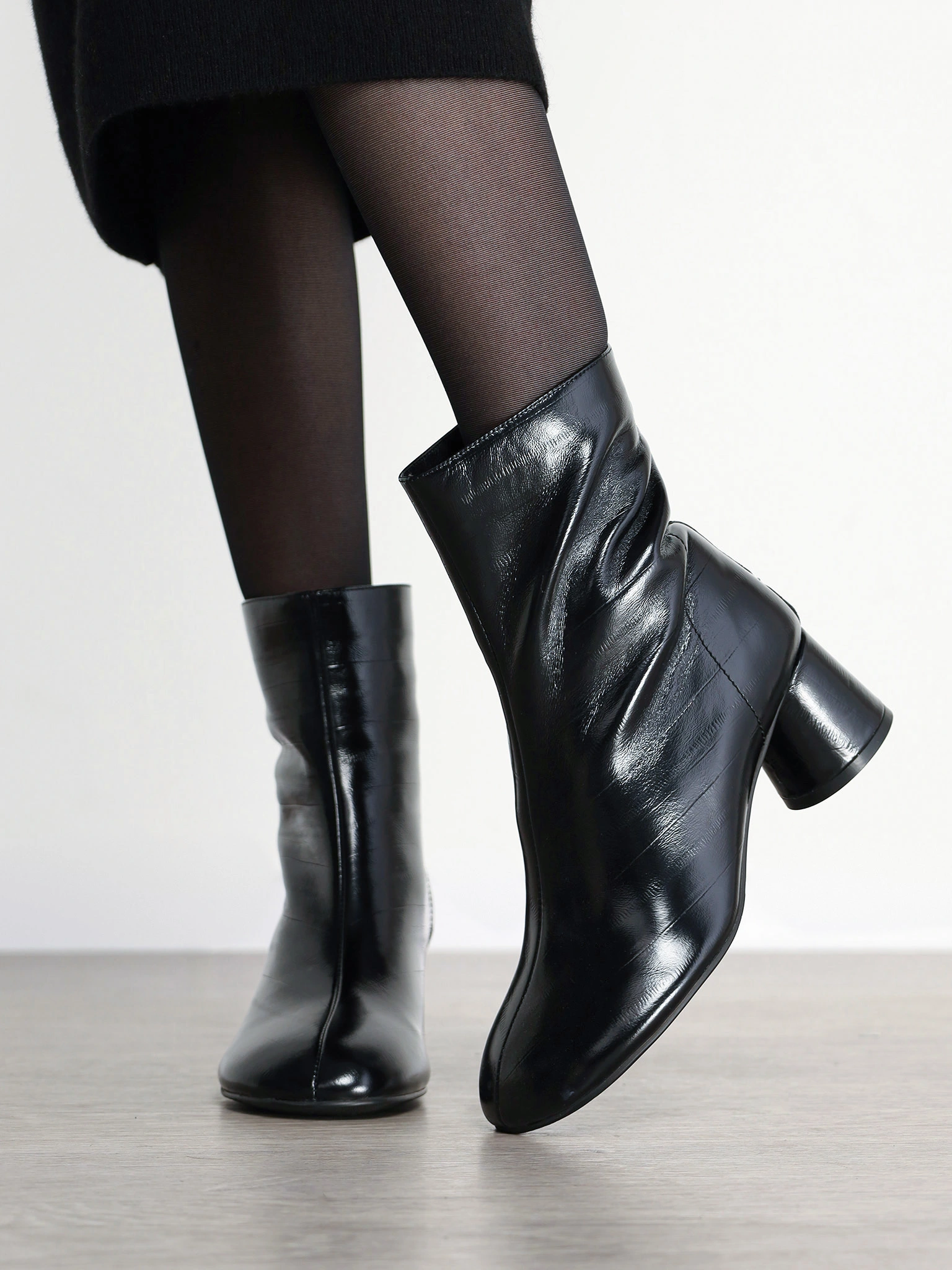 Ботильоны черного цвета на круглом среднем каблуке